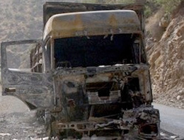PKK yine aynı yerde yol kesti, araç yaktı!