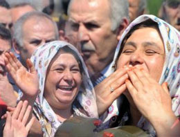 Şehit annesi oğlunu gülerek uğurladı